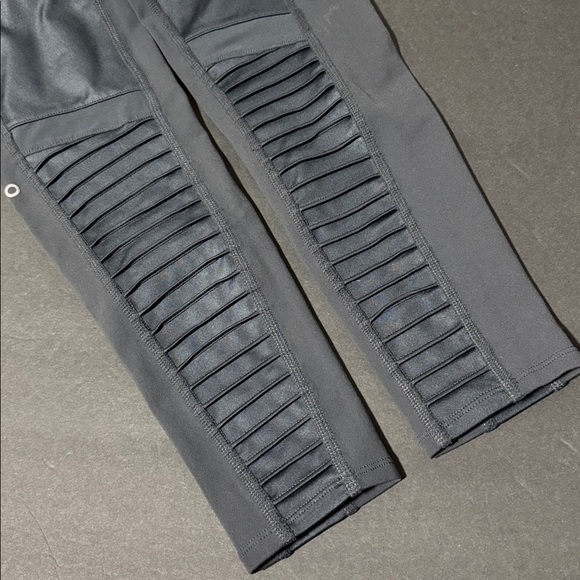 Alo Yoga High-Waist Moto Legging
W5494R Size S - Picture 4 of 14